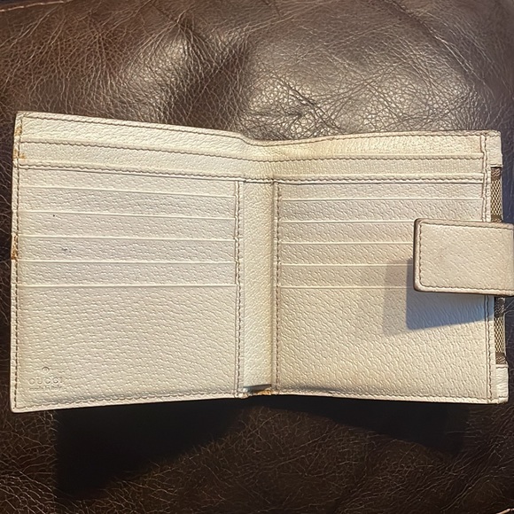 Gucci Bi-Fold Cream/Beige Monogram Wallet - Picture 9 of 13